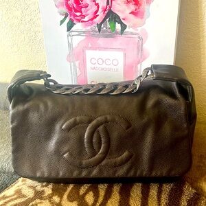 Beautiful Chanel bag with Caviar leather and thick silver chain like NEW!